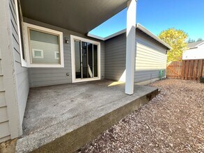3075 NW Flame Tree Ln in Albany, OR - Building Photo - Building Photo