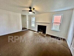 8612 Oakcrest Rd in Pittsburgh, PA - Building Photo - Building Photo