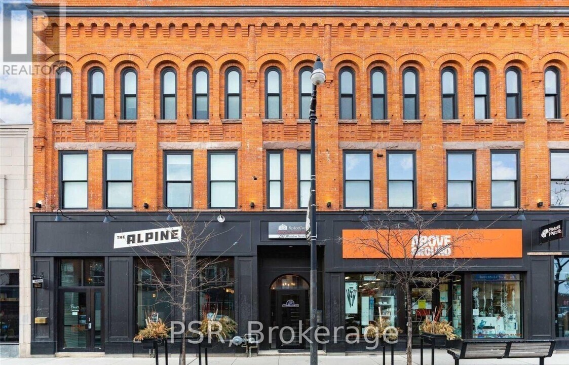 2870 Dundas St W in Toronto, ON - Building Photo