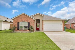 23592 Country Manor Ave in Denham Springs, LA - Building Photo