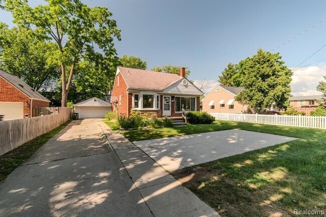 3914 W 13 Mile Rd, Unit B in Royal Oak, MI - Building Photo - Building Photo