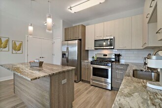 28294 Ferry Rd, Unit SI ID1366990P in Warrenville, IL - Foto de edificio - Building Photo