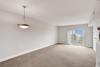 50 Menores Ave, Unit 508 in Coral Gables, FL - Foto de edificio - Building Photo