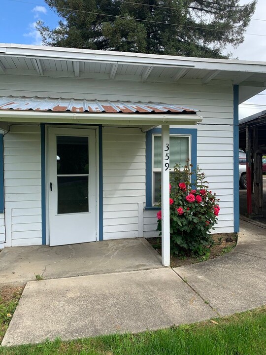 359 E 1st Ave in Sutherlin, OR - Building Photo