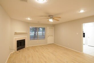 8230 Golf Green Cir in Houston, TX - Building Photo - Building Photo