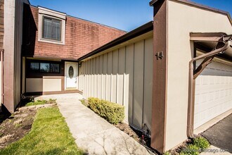 14 Westwood Dr in Indian Head Park, IL - Foto de edificio - Building Photo