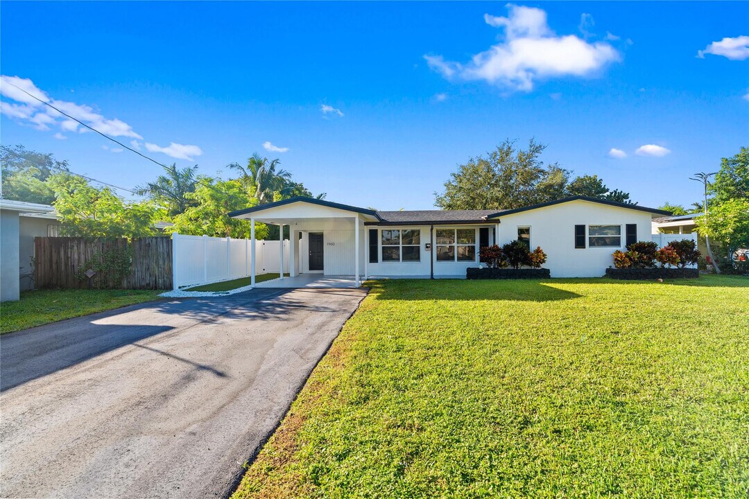 1960 NW 32nd Ct in Oakland Park, FL - Building Photo