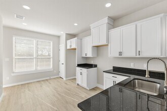 1504 Clay St in Brenham, TX - Building Photo - Building Photo