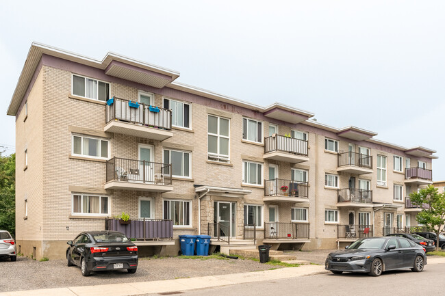 390 Des Bouleaux Rue O in Québec, QC - Building Photo - Primary Photo