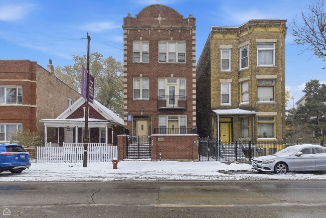 1353 S California Ave, Unit 1F in Chicago, IL - Foto de edificio - Building Photo