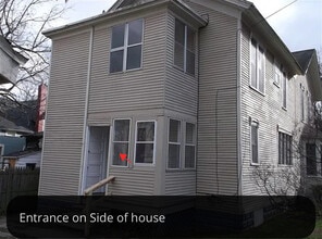 833 10th St NW, Unit Apartment #2 in Grand Rapids, MI - Foto de edificio - Building Photo