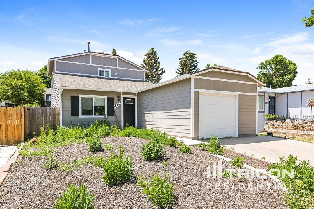 17496 E Temple Dr in Aurora, CO - Building Photo