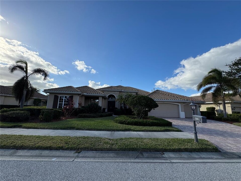 245 Pesaro Dr in Venice, FL - Building Photo