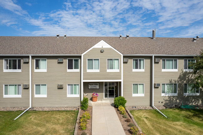 Surrey Gardens Apartments in Eagan, MN - Building Photo - Building Photo