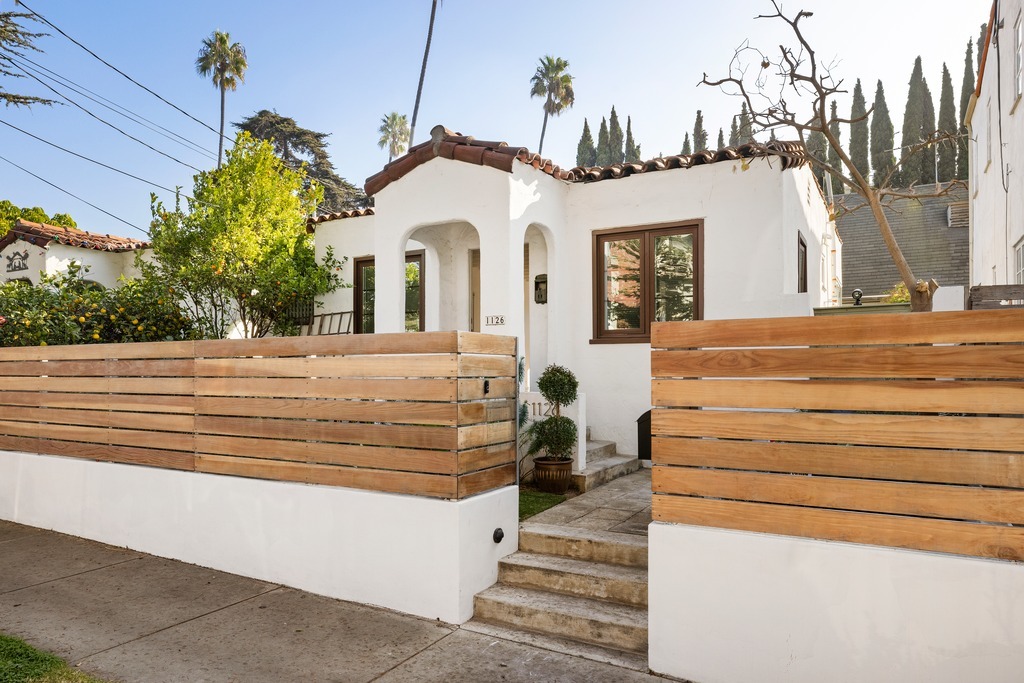 1126 Idaho Ave in Santa Monica, CA - Building Photo