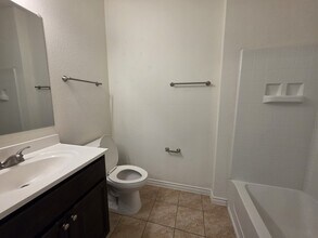 6326 Red Oak Dr in Hitchcock, TX - Building Photo - Building Photo
