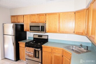 62 Colleen Ct in Kendall Park, NJ - Building Photo - Building Photo