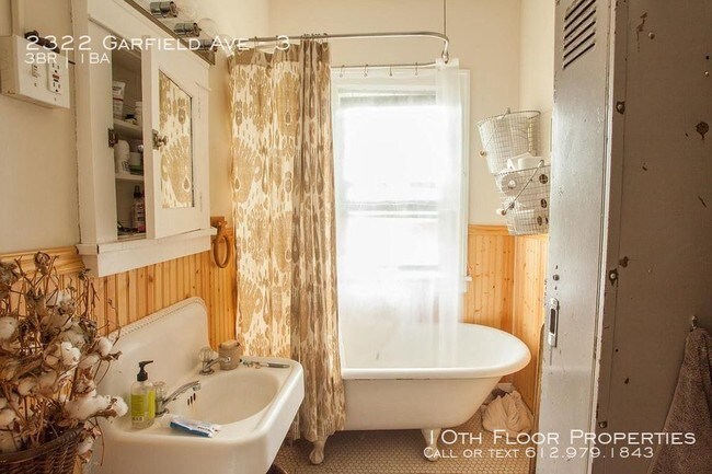 2322 Garfield Ave-Unit -3 in Minneapolis, MN - Building Photo - Building Photo