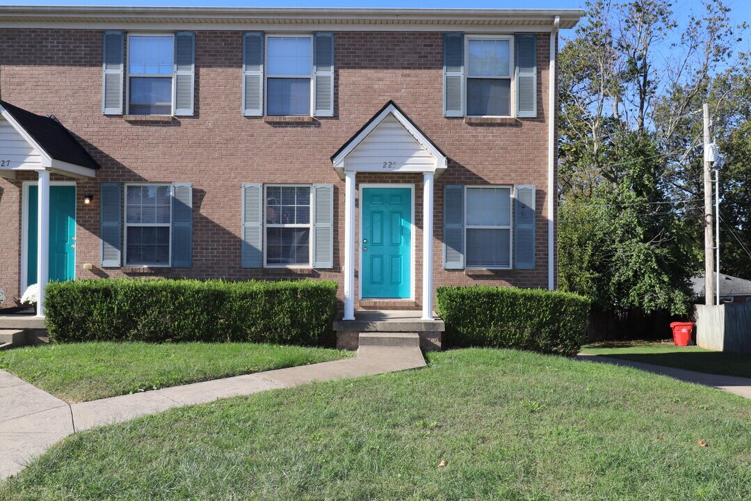 225 Anthony Dr in Nicholasville, KY - Building Photo