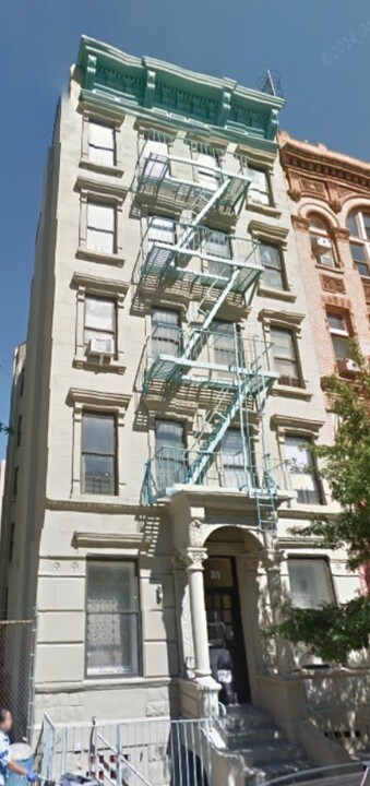 309 W 121st St in New York, NY - Building Photo