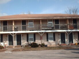592 N Betty Jo Dr in Fayetteville, AR - Building Photo