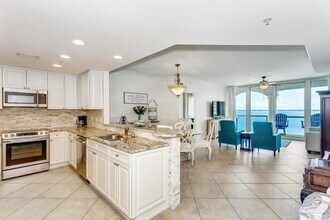 5 Portofino Dr in Pensacola Beach, FL - Foto de edificio - Building Photo