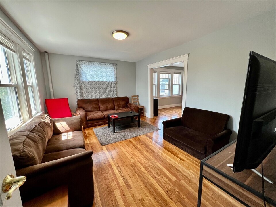 37 Sterling St, Unit 2 in Somerville, MA - Building Photo