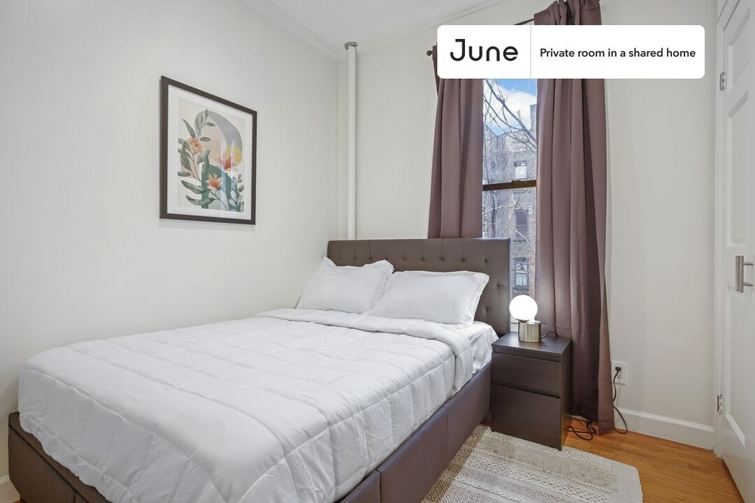 Private bedroom in 4 bed/1 bath Home in New York, NY - Building Photo