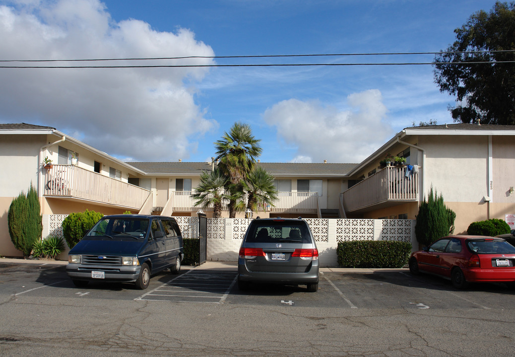 225 Chinaberry Ln in San Marcos, CA - Foto de edificio