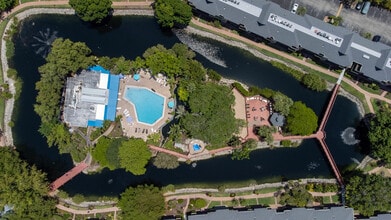 600 Neapolitan Way in Naples, FL - Building Photo - Building Photo