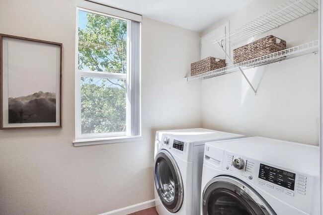 1982 W Bayshore Rd in East Palo Alto, CA - Foto de edificio - Building Photo