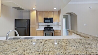 5210 Premiere Hls Dr in Los Angeles, CA - Building Photo - Building Photo
