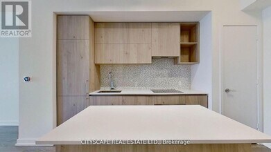 1 Yorkville Ave in Toronto, ON - Building Photo - Building Photo