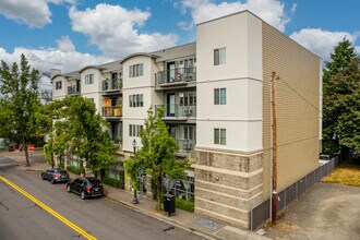 Central Point in Gresham, OR - Foto de edificio - Building Photo