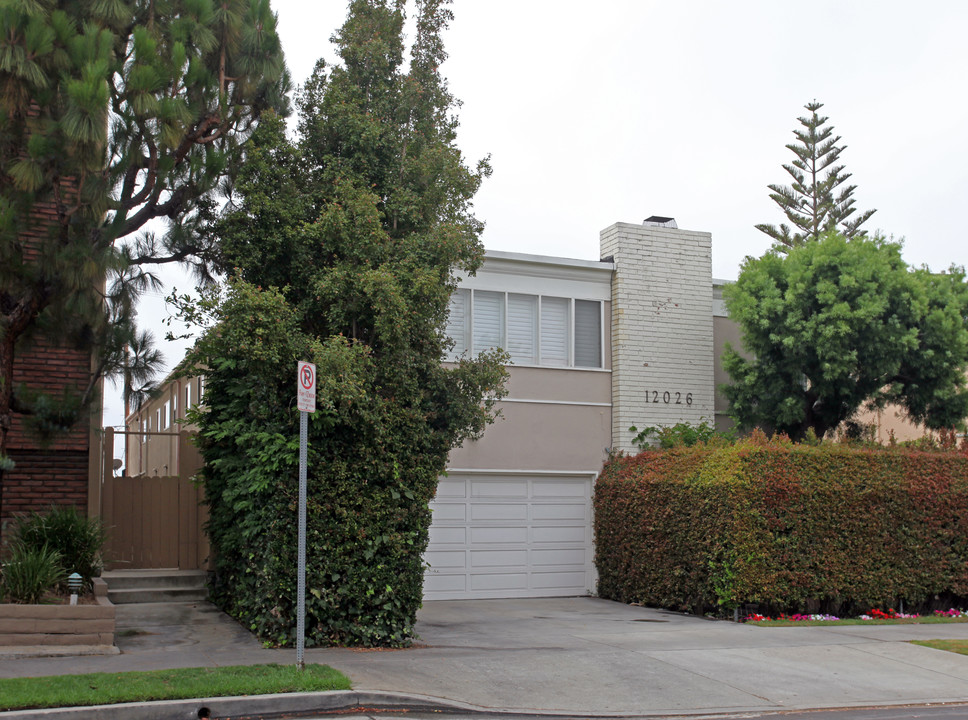 12026 Goshen Ave in Los Angeles, CA - Building Photo