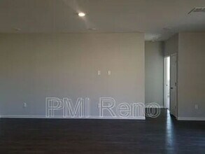 8402 Simsbury Dr in Verdi, NV - Foto de edificio - Building Photo
