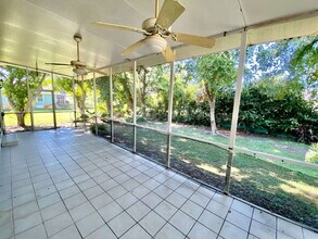 8189 Sandpiper Rd in Ft. Myers, FL - Foto de edificio - Building Photo