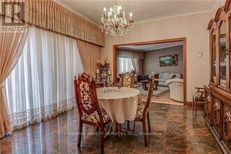 32 Fenton Way in Brampton, ON - Building Photo - Building Photo