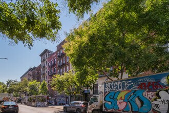 24 Saint Marks Pl in New York, NY - Building Photo - Building Photo