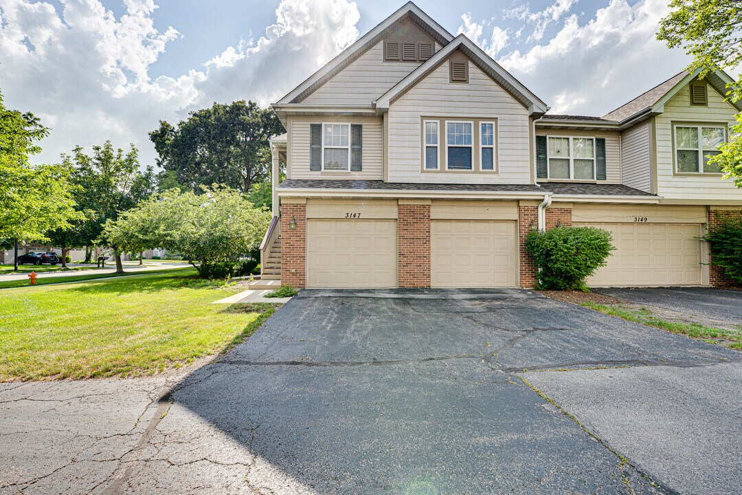 3147 Saganashkee Ln in Naperville, IL - Building Photo