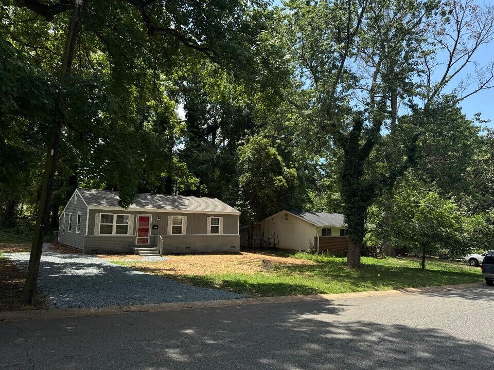 2501 Thornton Rd in Charlotte, NC - Building Photo