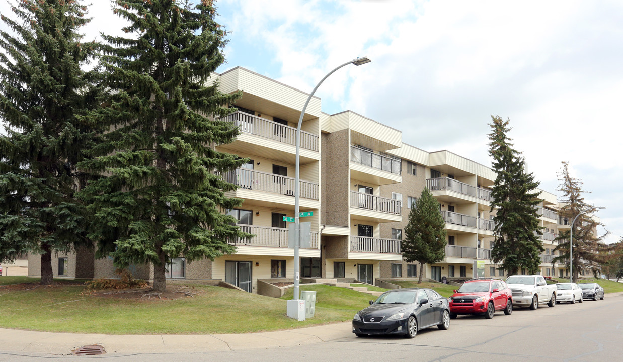 Ridgewood Court in Edmonton, AB - Building Photo