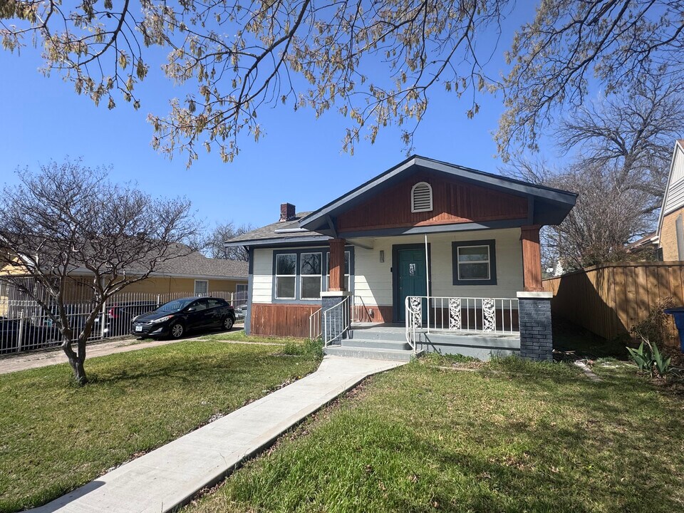 715 W Pembroke Ave in Dallas, TX - Building Photo