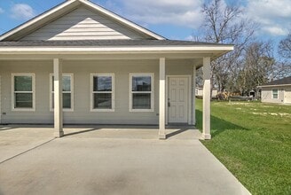 201 N Bay in Anahuac, TX - Building Photo - Building Photo