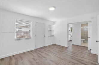 9461 SW 37th St-Unit -Rear in Miami, FL - Building Photo - Building Photo