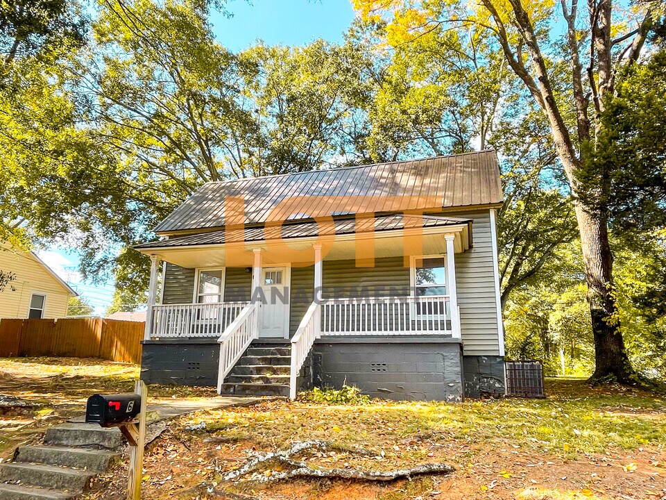 6 Pelzer St in Greenville, SC - Building Photo