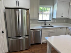 102 S Justice St in Hendersonville, NC - Building Photo - Building Photo