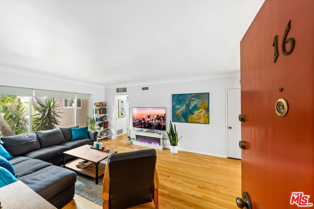 1330 N Crescent Heights Blvd in West Hollywood, CA - Building Photo