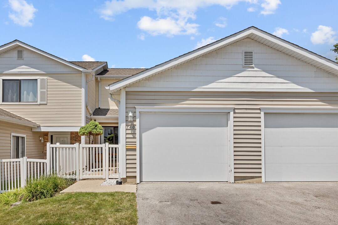 740 Lakeview Point in Schaumburg, IL - Building Photo