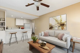 Aztec Campus Apartments in San Diego, CA - Foto de edificio - Building Photo